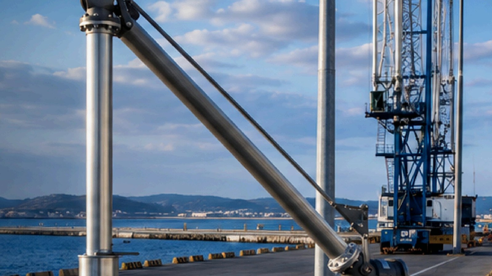 Brazos de carga, infraestructura de muelle y acceso marítimo en el Muelle 24 del Puerto de Civitavecchia